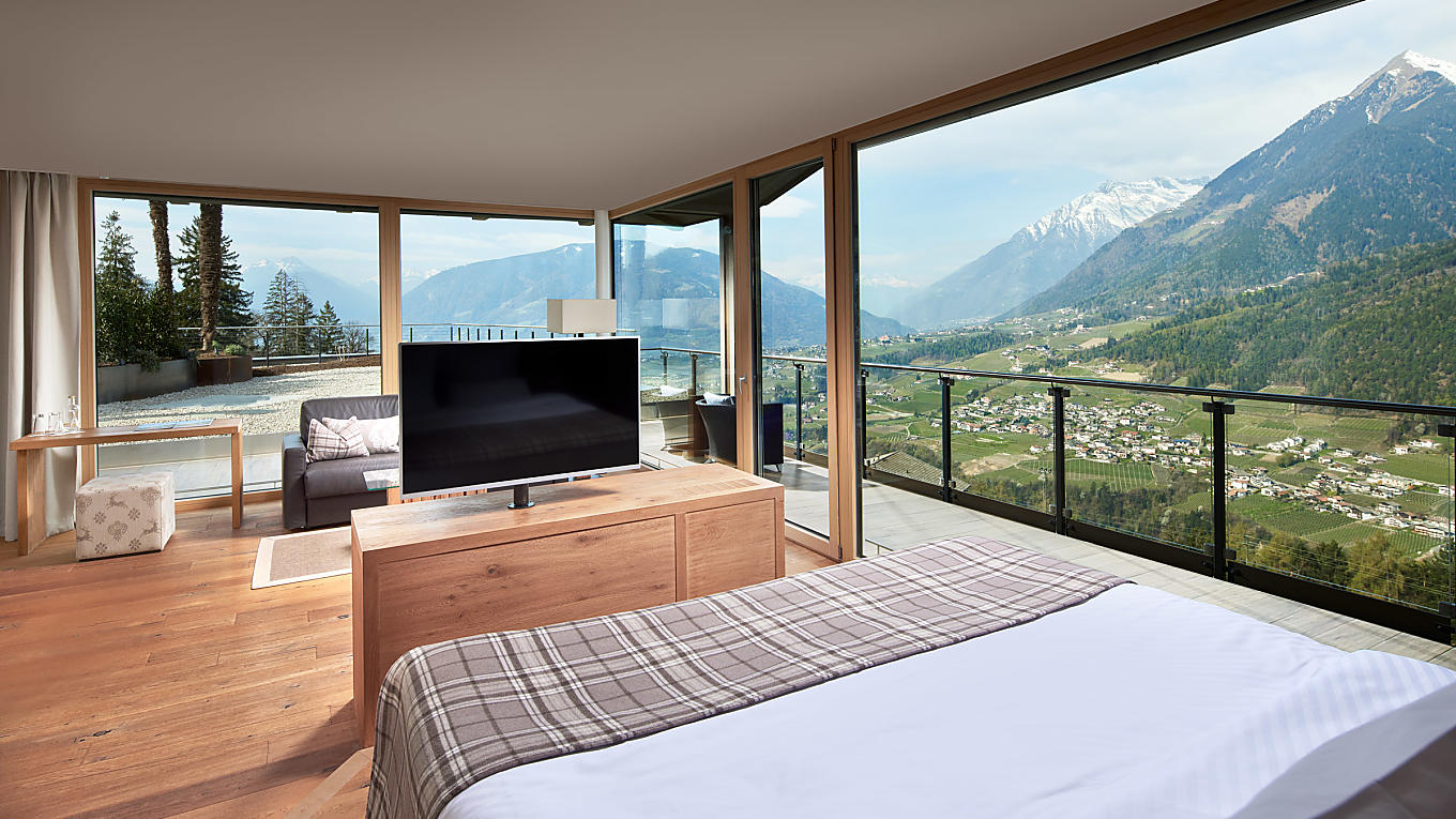 Blick von Bett aus auf die Terrasse und die Naturumgebung in der Suite "Panorama Wellness & Spa"