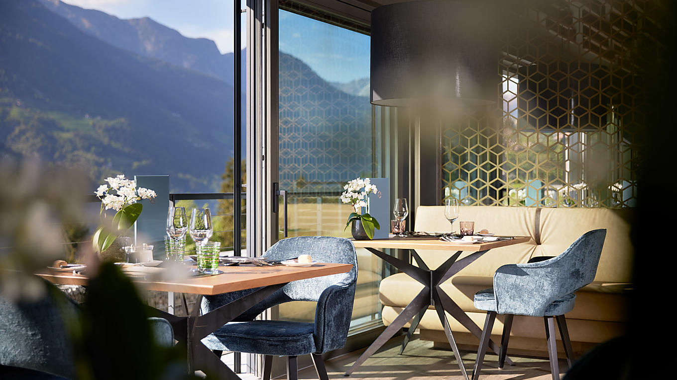 Blick in den Restaurantbereich mit Panorama-Fenster