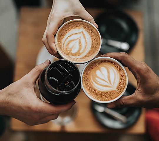 Kaffeetassen mit Milchschaum im Hotel Das Sonnenparadies